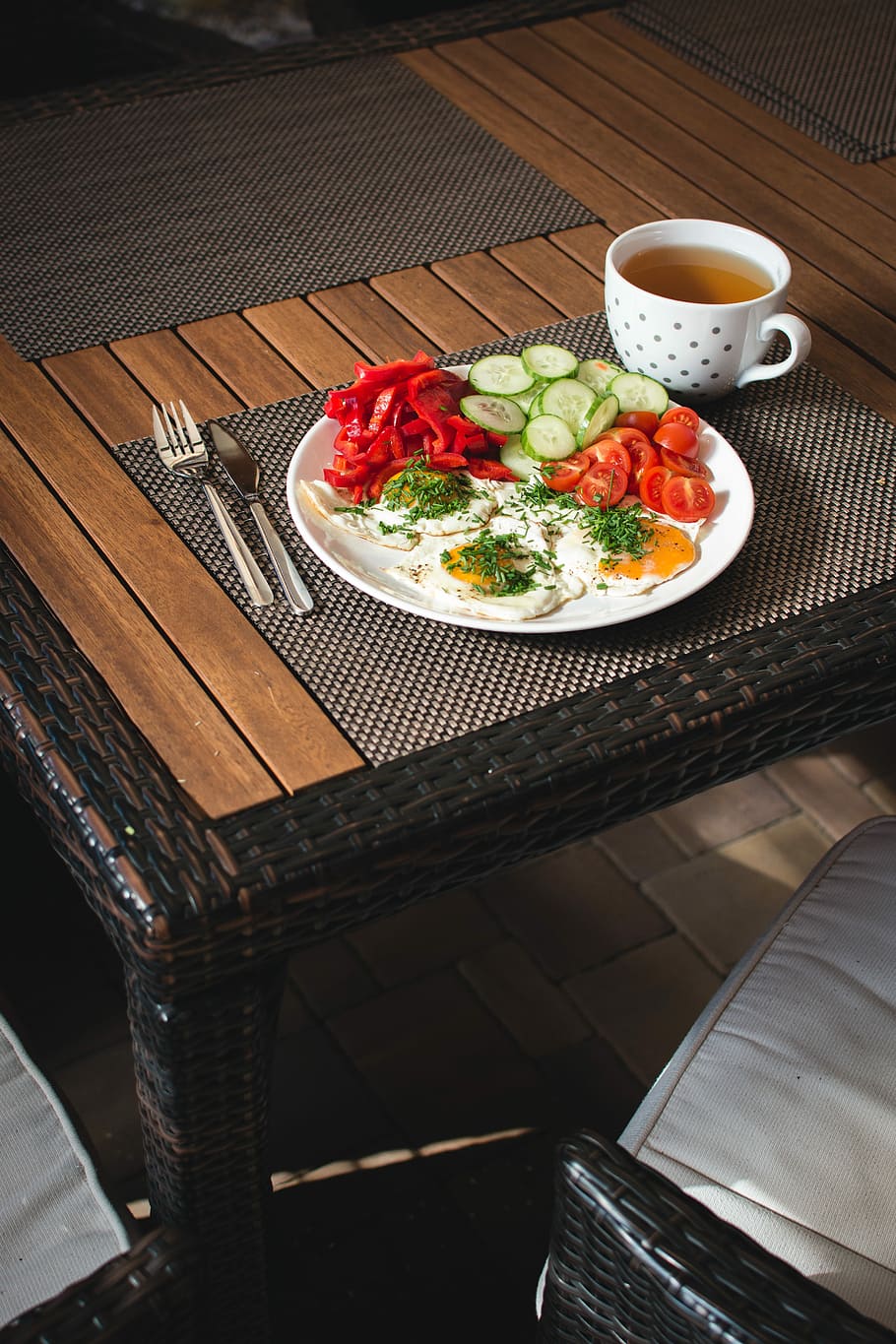 Paleo breakfast eggs with vegetables outside, healthy, food, meal HD wallpaper