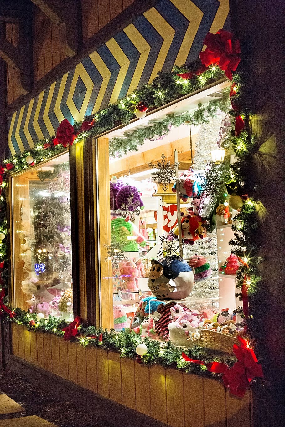 christmas store, window, display, decoration, holiday, tree HD wallpaper