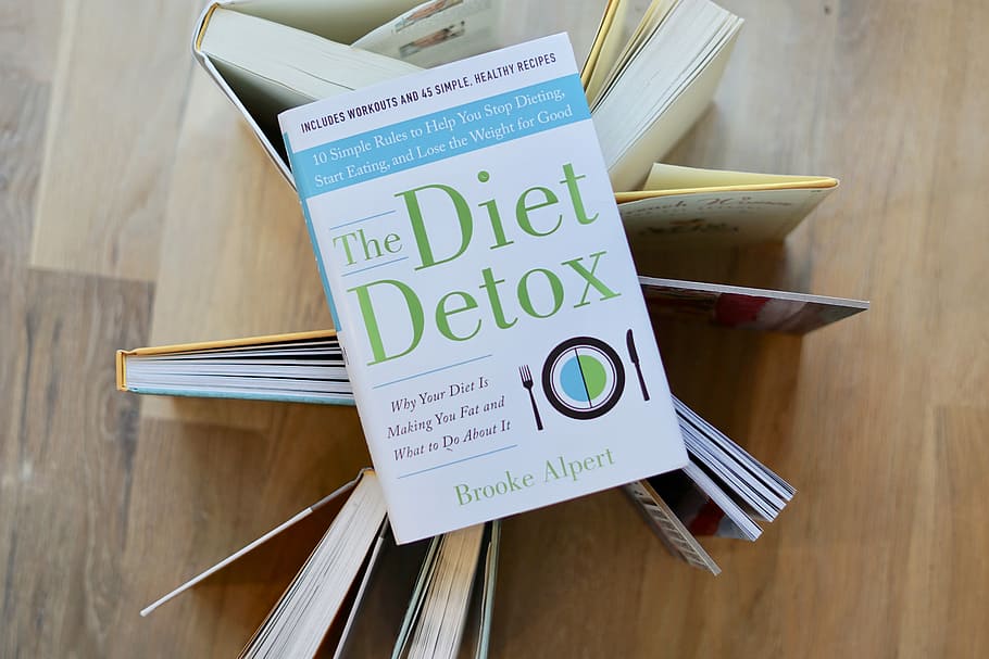 The Diet Detox book on open books, The Diet Detox by Brooke Alpert on assorted books HD wallpaper