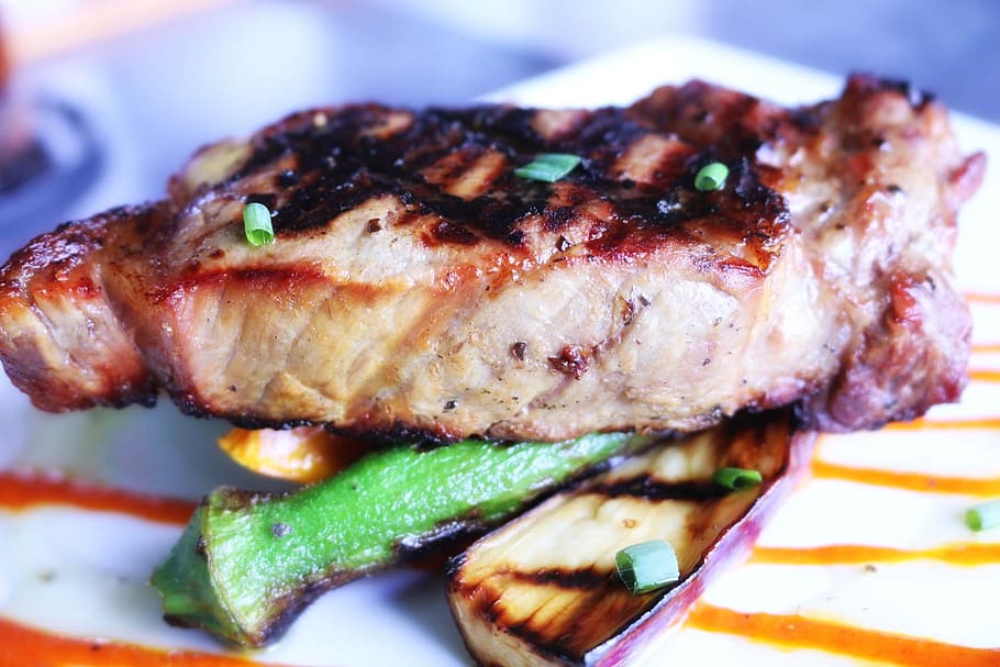 grilled meat with lady's finger and eggplant on plate, Tuna HD wallpaper