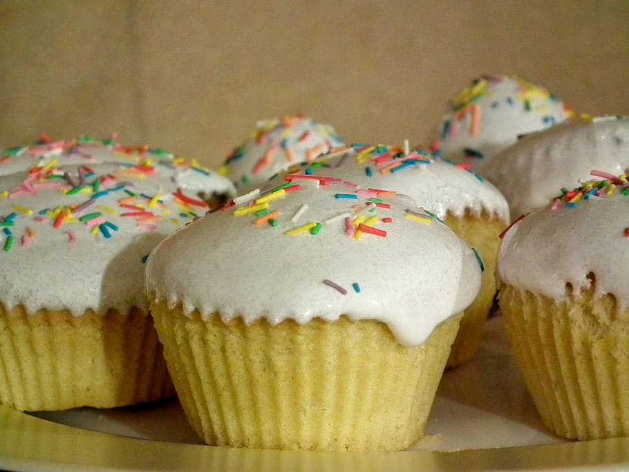 cupcakes with sprinkles on top, easter, baking, dessert, confectionery HD wallpaper