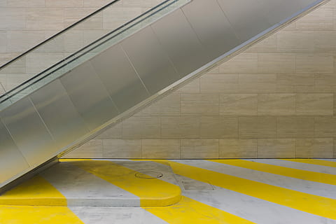 gray escalator, closeup photography of escalator beside wall HD wallpaper
