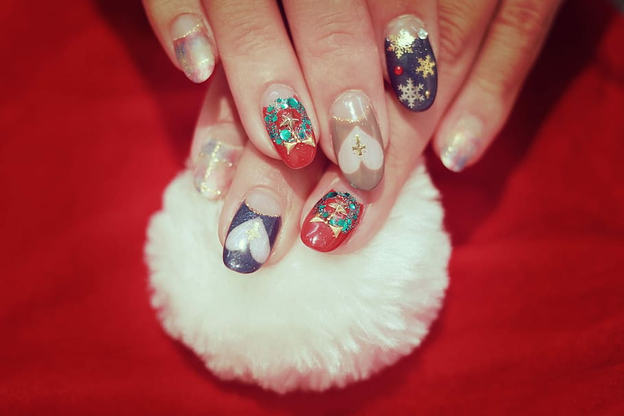closeup view of human fingers with nail polish artwork, christmas HD wallpaper