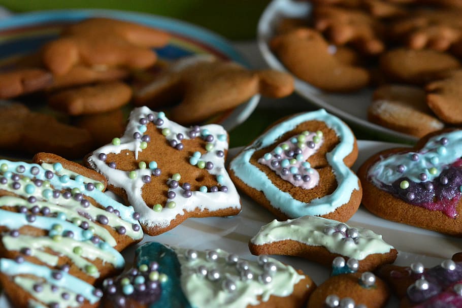 baked cookies on plate, gingerbread, burning, decorating, frosting, HD wallpaper