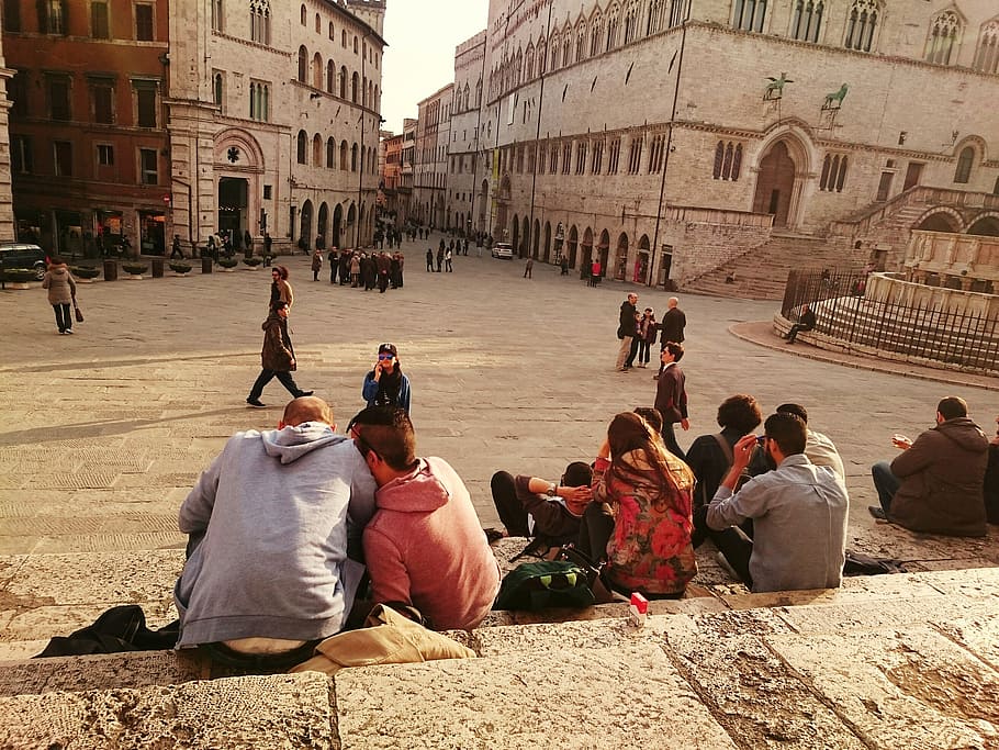 people sitting on stair near building during daytime, perugia HD wallpaper