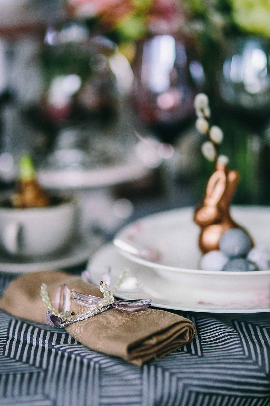 Round dinner table decorated with easter motifs, grey, holidays HD wallpaper