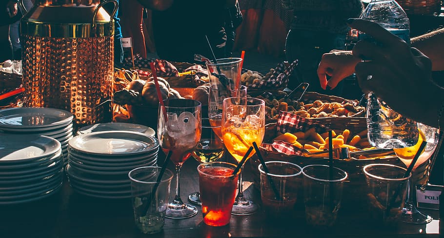 person trying to pick fried food, dinnerware on table, food and drink HD wallpaper
