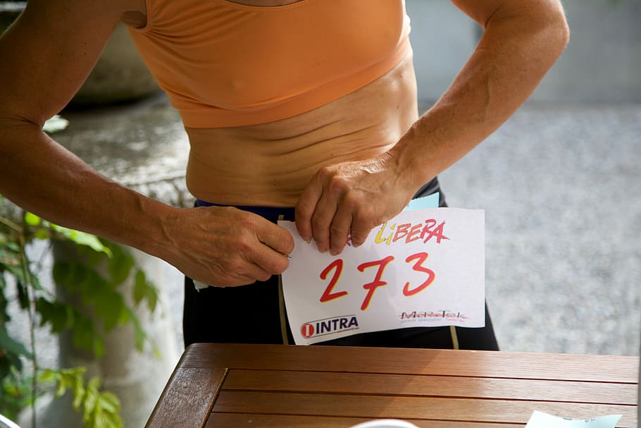 woman holding white paper, woman holding paper, 273, number, runner HD wallpaper