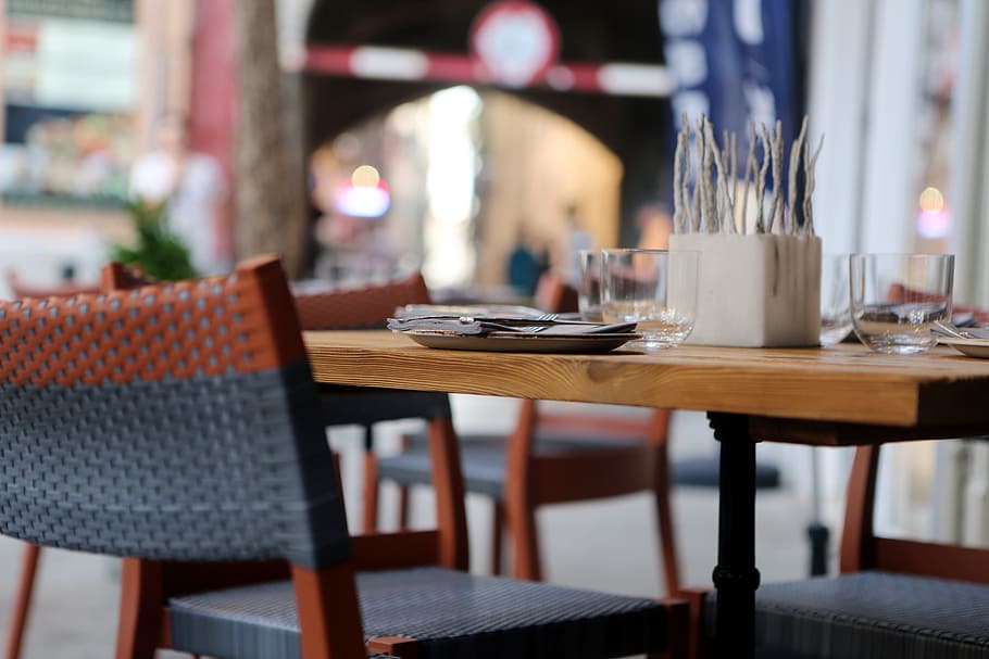 clear drinking glass on top of brown wooden table, restaurant HD wallpaper
