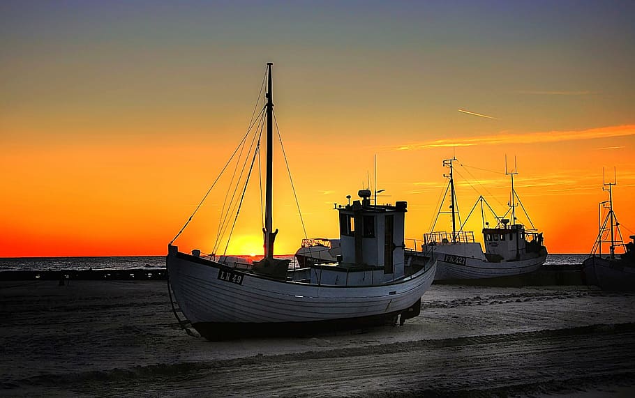 white boat on shore during sunset, cutter, water, boot, port HD wallpaper