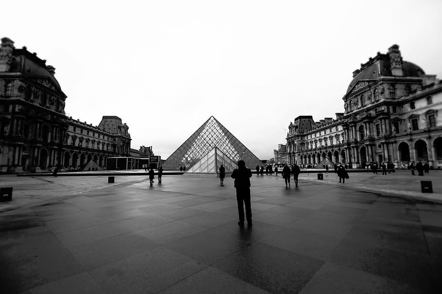 grayscale photography of people near pyramid building, places HD wallpaper