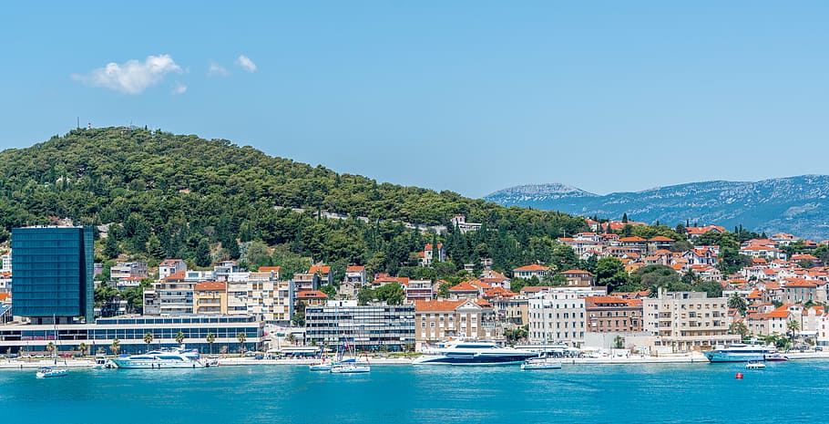 white-and-red houses between body of water and sky, split, croatia HD wallpaper