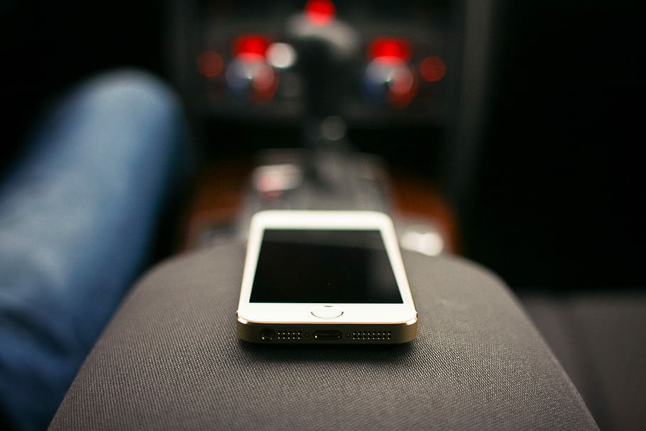 iPhone 5S Abstract Detail, bokeh, cars, gold, jeans, mobile, technology, HD wallpaper