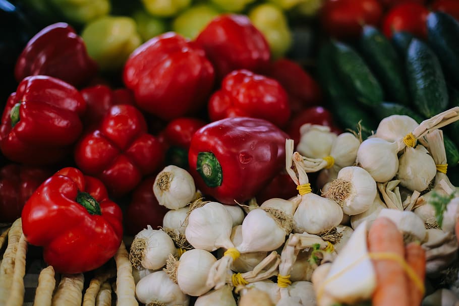 fruits food, pile of garlic and red bell pepper lot, vegtables HD wallpaper