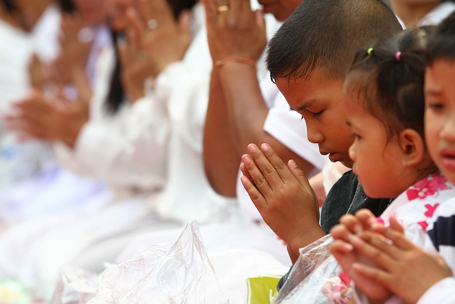 buddhism people praying