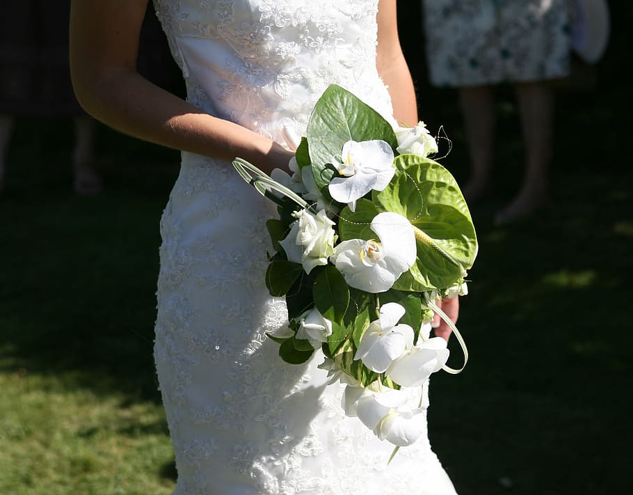 woman wearing white floral wedding dress holding white flowers HD wallpaper
