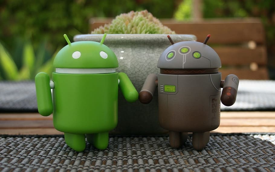 two green and gray Android figurine beside gray flowerpot, couple, HD wallpaper