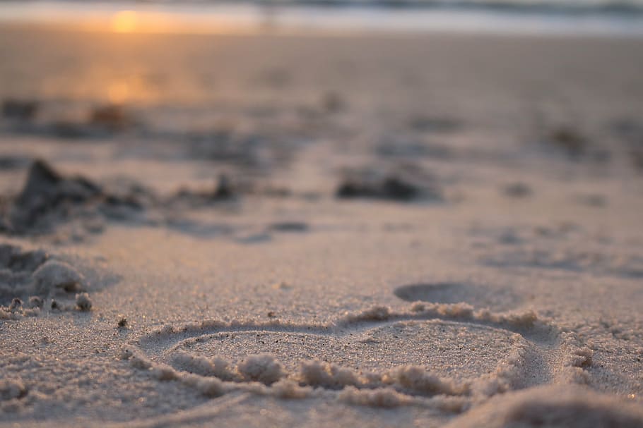 heart-shape sand form, beach, sunset, love, summer, romance HD wallpaper