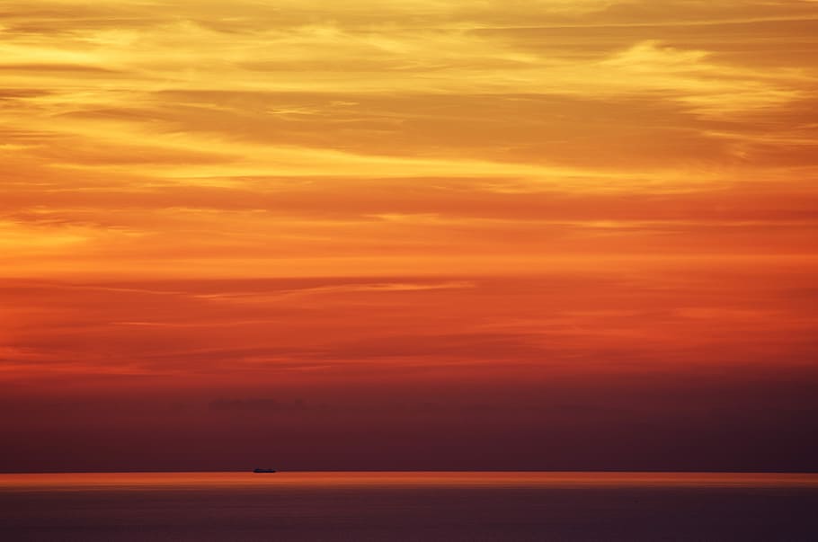 clouds during sunset, landscape photo of body of water in golden hour HD wallpaper
