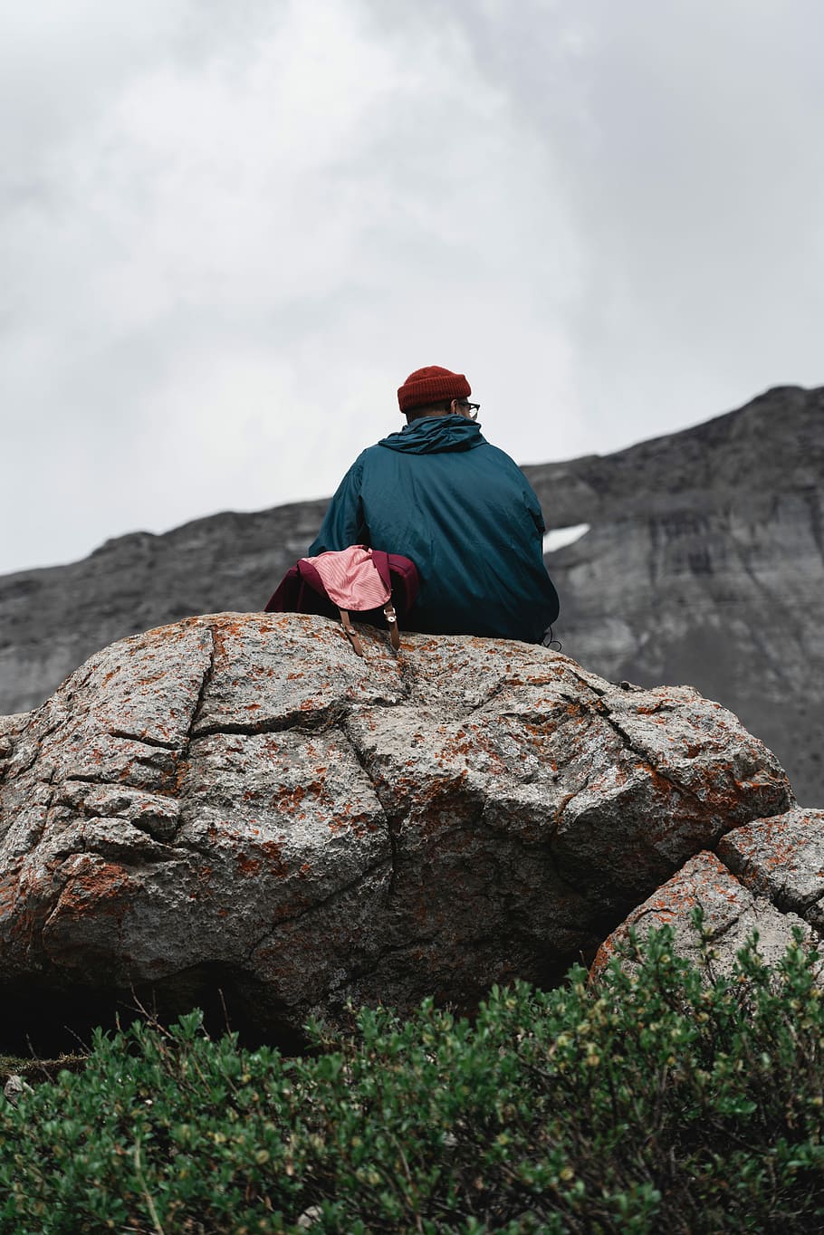 man sitting on rock, man sitting on rock monolith, outside, wallpaper HD wallpaper