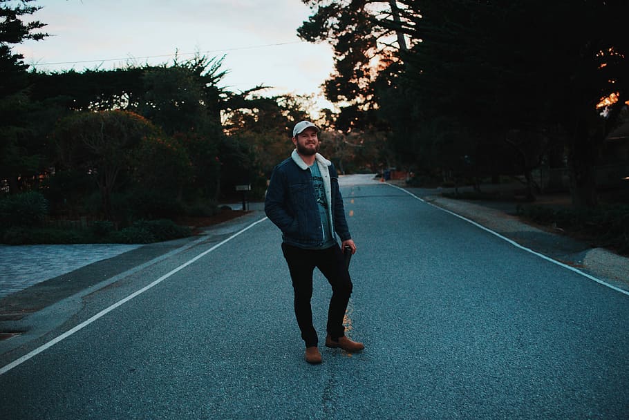 man standing at the center of road between trees, man wearing gray full-zip jacket standing on street HD wallpaper