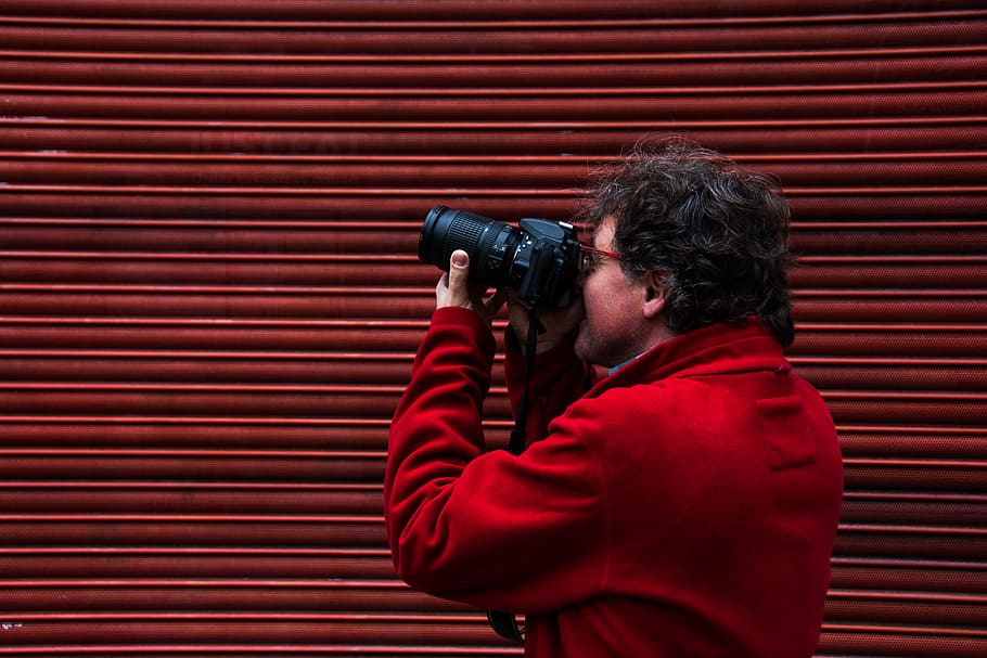 man using black DSLR camera, man capturing image using DSLR camera HD wallpaper