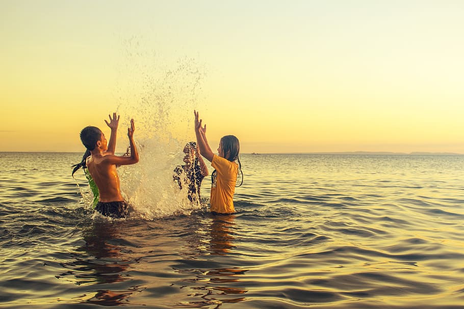 Group of People Playing on the Beach, backlit, clouds, fun, happy HD wallpaper