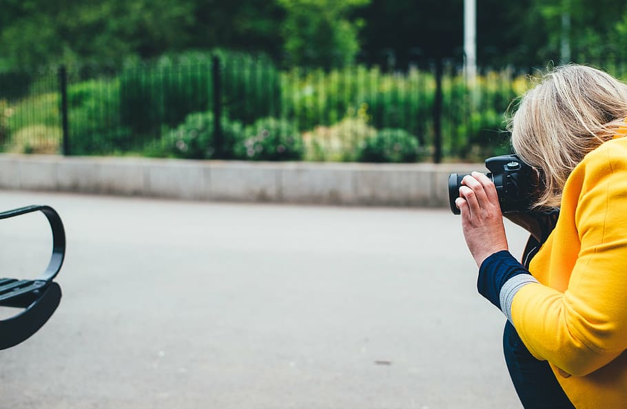 blonde, blur, camera, close-up, daylight, fence, focus, girl HD wallpaper