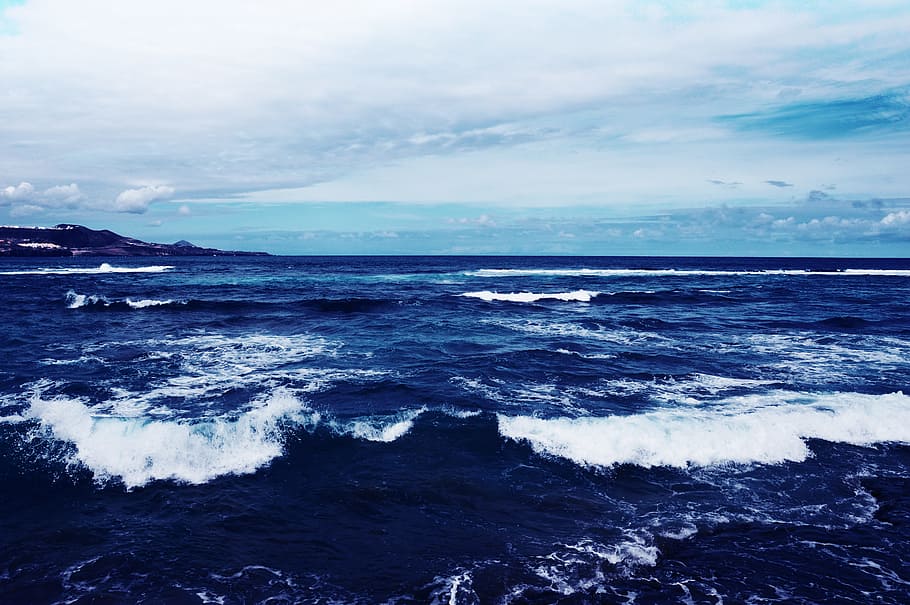 sea with waves under white skies during daytime, sea waves HD wallpaper
