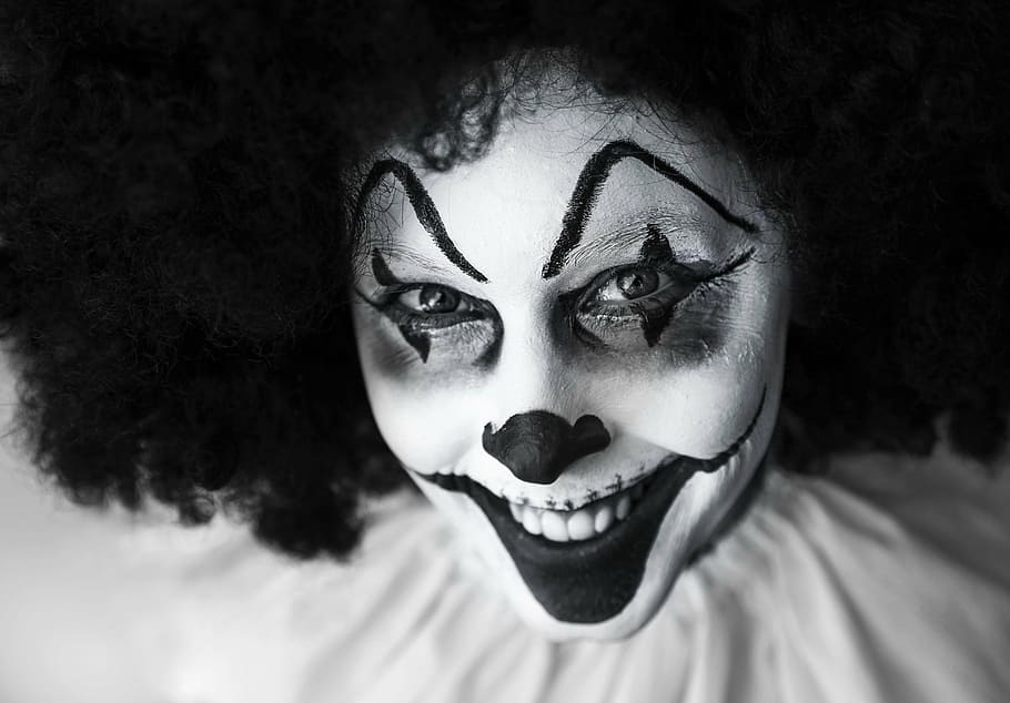 grayscale clown photo, creepy, grinning, facepaint, portrait HD wallpaper