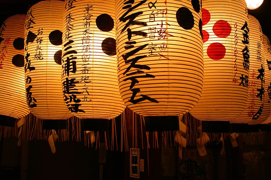 shallow focus photography of brown-and-black paper lanterns HD wallpaper