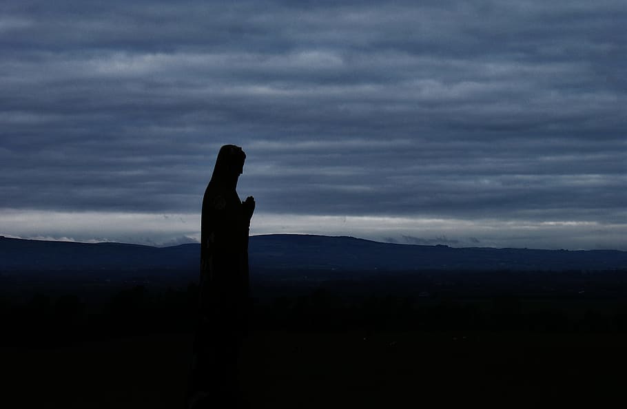 silhouette of person under cloudy sky, silhouette of human statue HD wallpaper