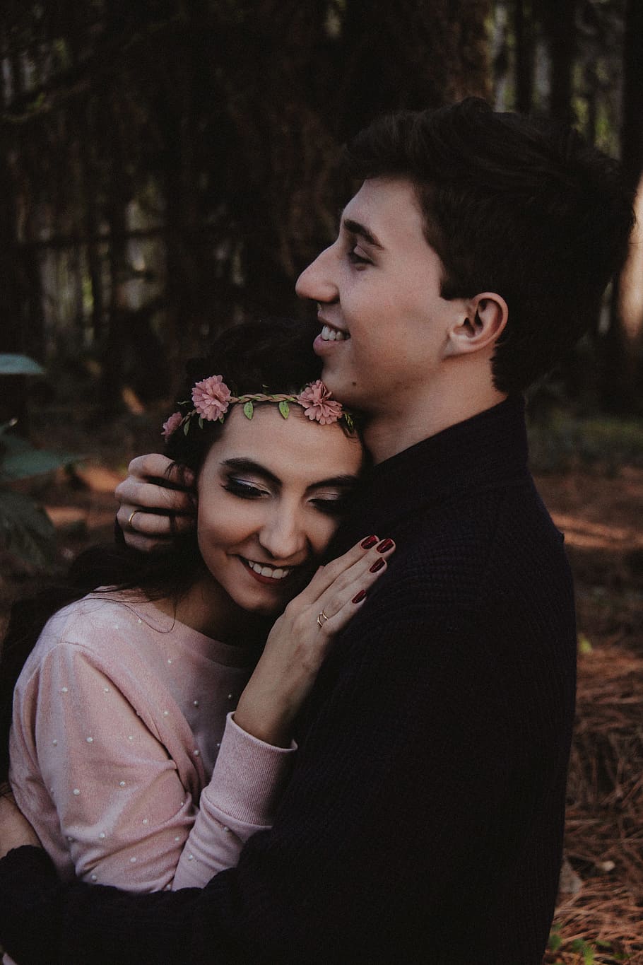 man hugging woman while smiling at daytime, man hugging a woman during daytime HD wallpaper