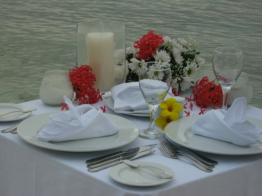 Table, Plates, Dinner, Restaurant, dining, silverware, napkin HD wallpaper