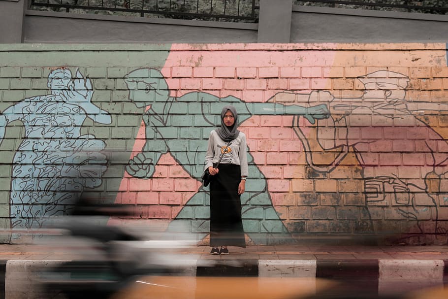woman standing against mural wall, woman standing near graffiti wall, HD wallpaper