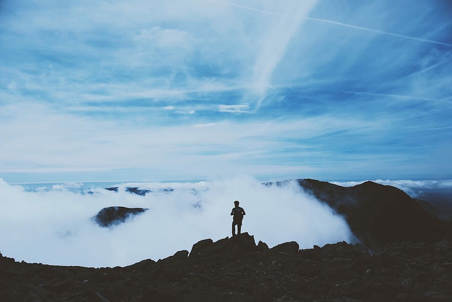 person on summit, man standing on the cliff near ocean waves HD wallpaper
