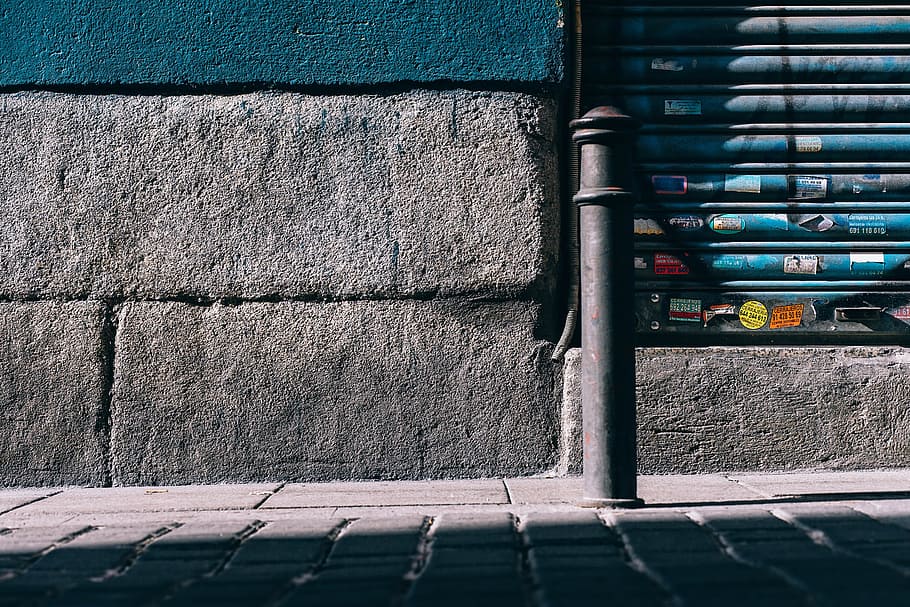 selective focus of metal bar during daytime, black metal post near grey metal wall at daytime HD wallpaper