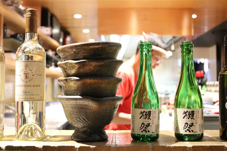 two green bottles near bowls, Ramen, Japanese Restaurant, izakaya, HD wallpaper