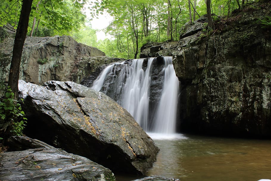 landscape photography of waterfalls, waterfalls between gray stone HD wallpaper