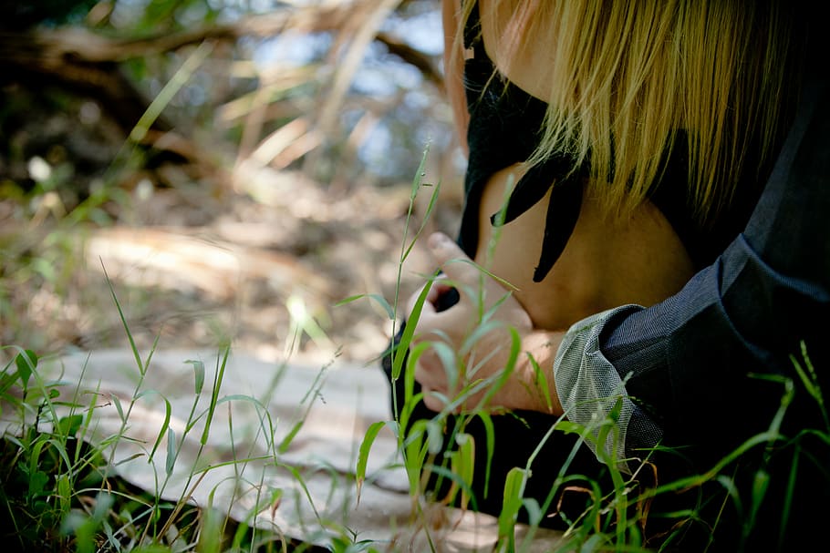 couple, grass, hand, macro, man, outdoors, people, traceyshawphotography HD wallpaper