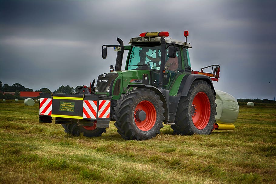 Arnold NextG introduces a new concept to tractors: a car-like steering feel  - Future Farming