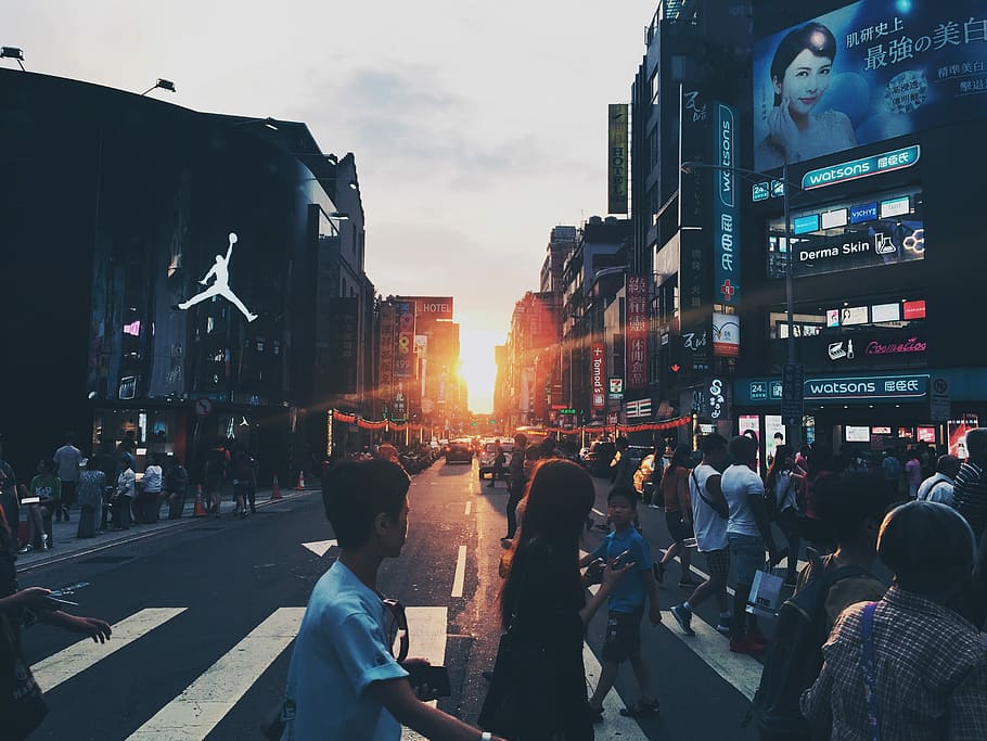 Saturn hide in Taipei, people crossing on pedestrian lane, street view HD wallpaper