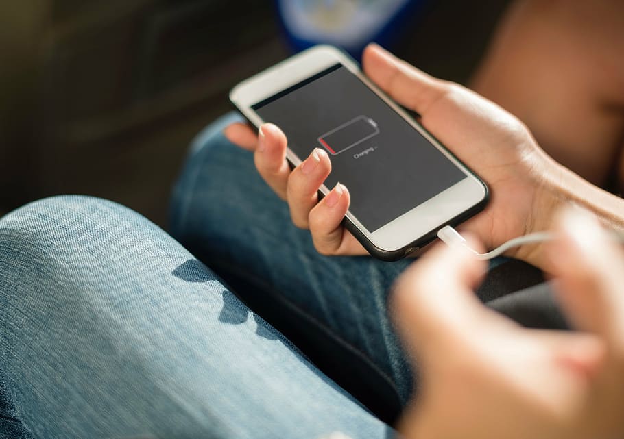 person holding iPod touch displaying charging sign, smartphone HD wallpaper