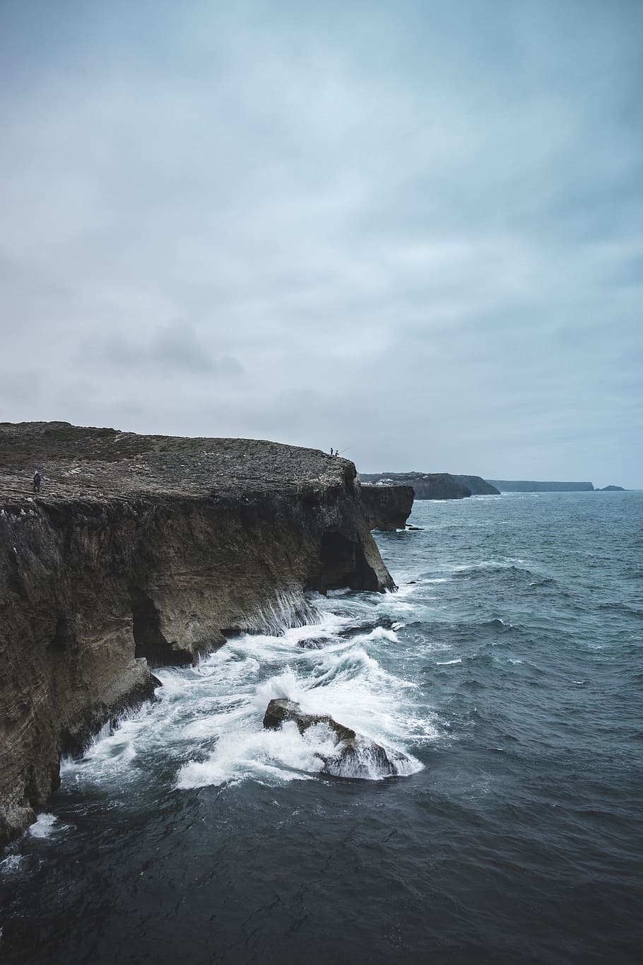 body of water splashing on rocks, rock formation on the ocean HD wallpaper