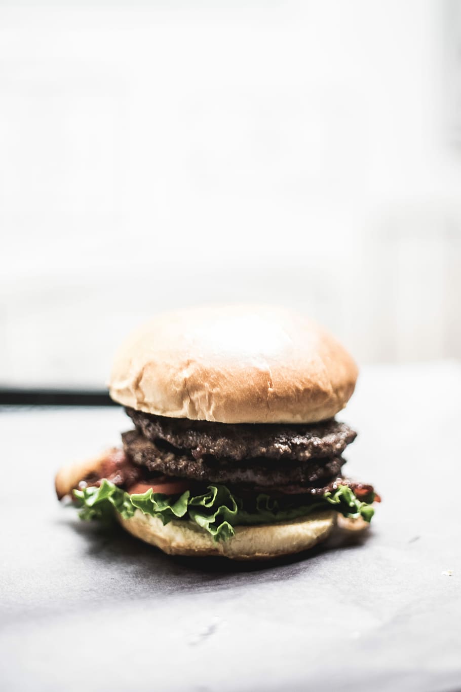 burger with lettuce and tomato on grey surface, hamburger with lettuce and tomatoes HD wallpaper