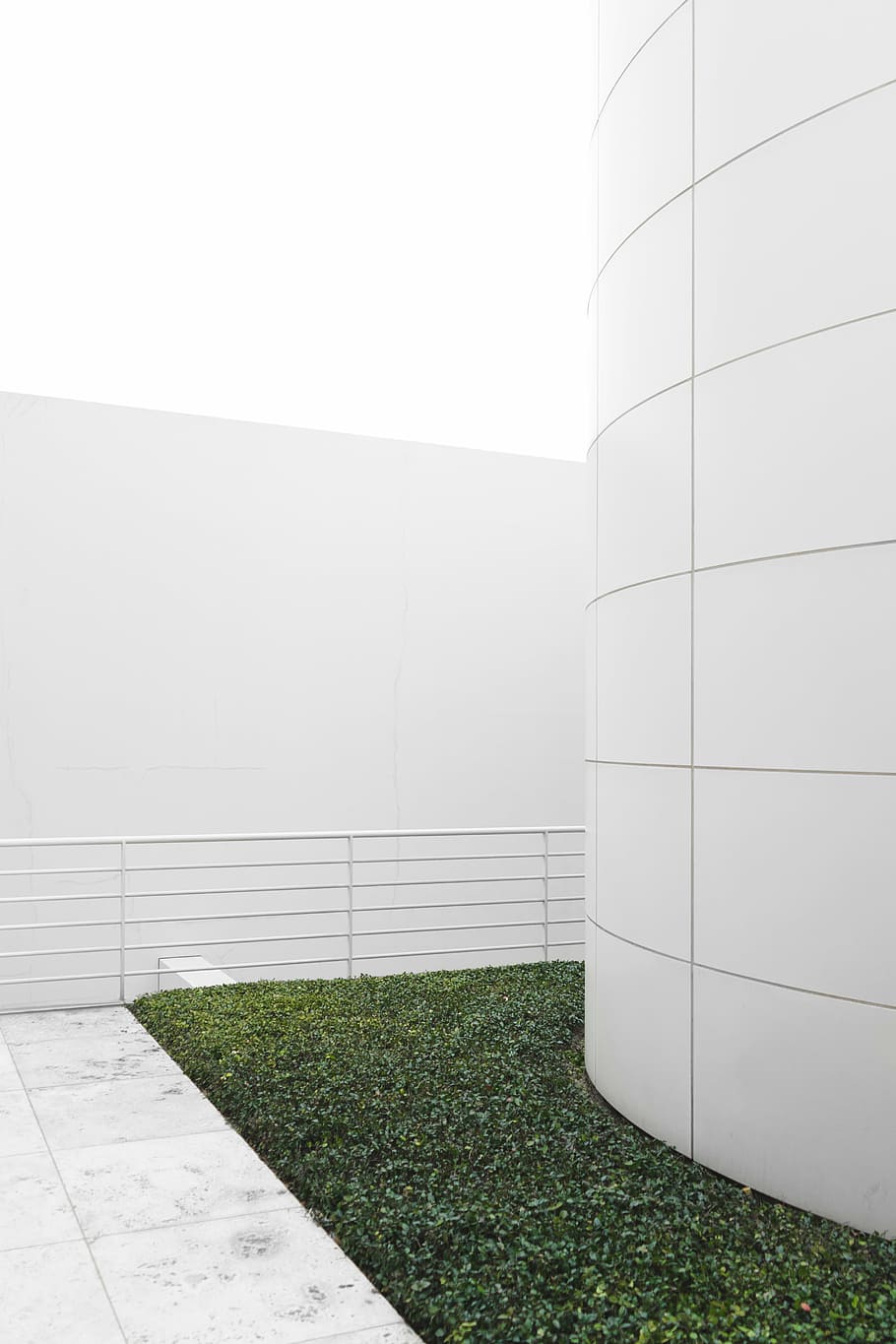 white painted wall near green grass, architecture, building HD wallpaper