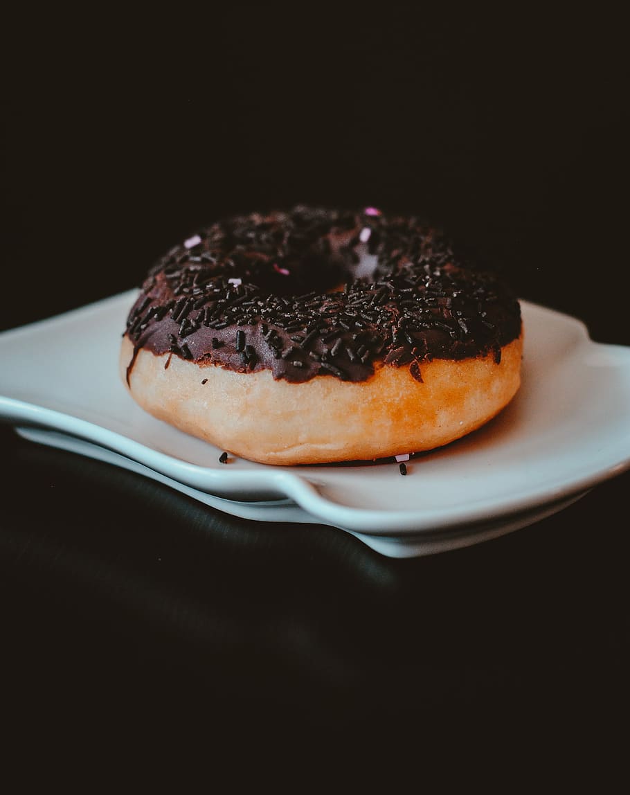 doughnut with chocolate toppings, chocolate doughnut on white ceramic plate, HD wallpaper