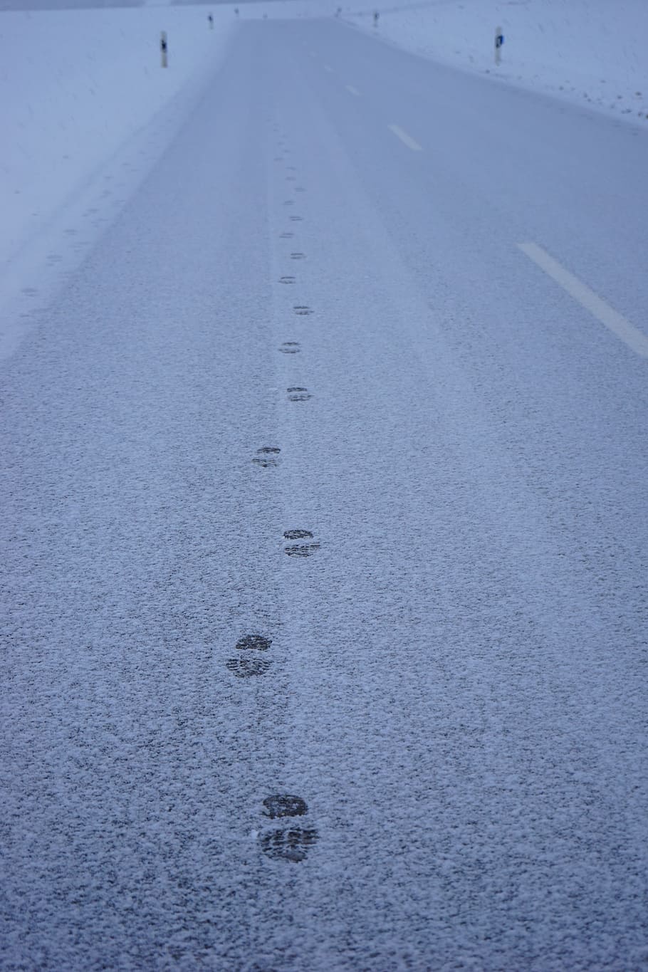 traces, snow, road, away, entlange the way, footprints, reprint, HD wallpaper