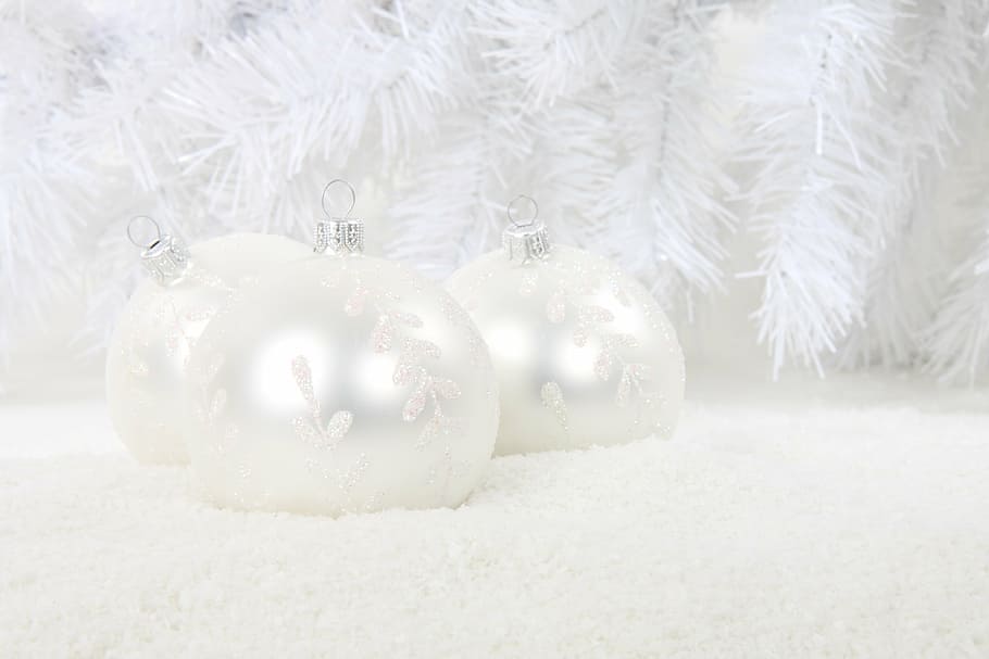 close-up photography of three white baubles near white garland, HD wallpaper