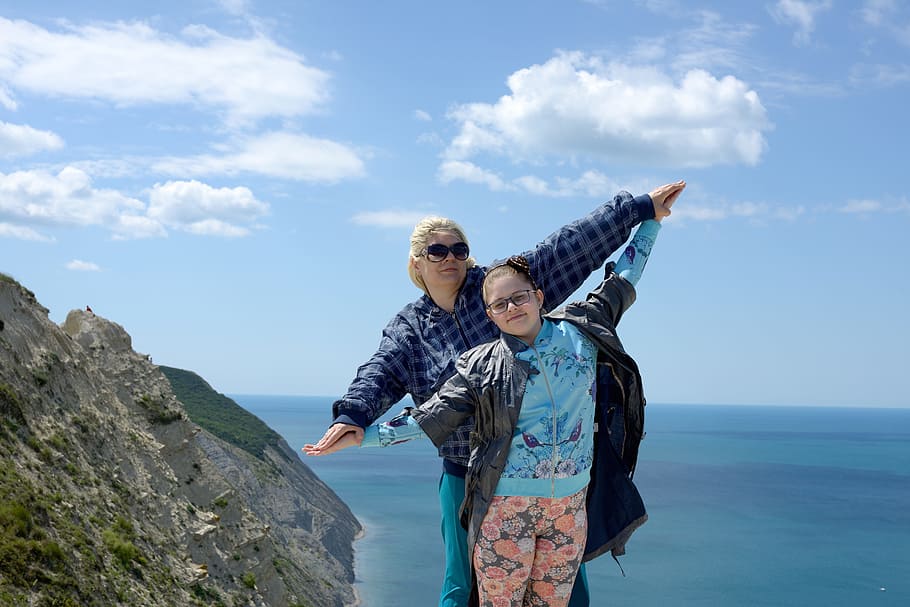 vacation, summer, joy, two people, standing, sky, sea, leisure activity HD wallpaper